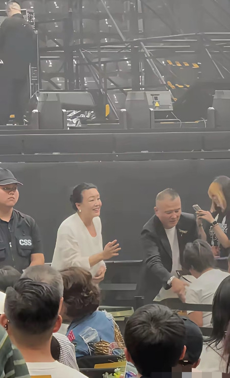 张兰也追星？去看姜玉恒演唱会了！看看这热情洋溢的样子，哪里像将近70的人看这个样