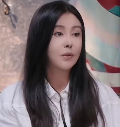 王祖贤接受采访把很多大家的疑惑都解答了当谈到和齐秦的关系，她说，看到齐秦现