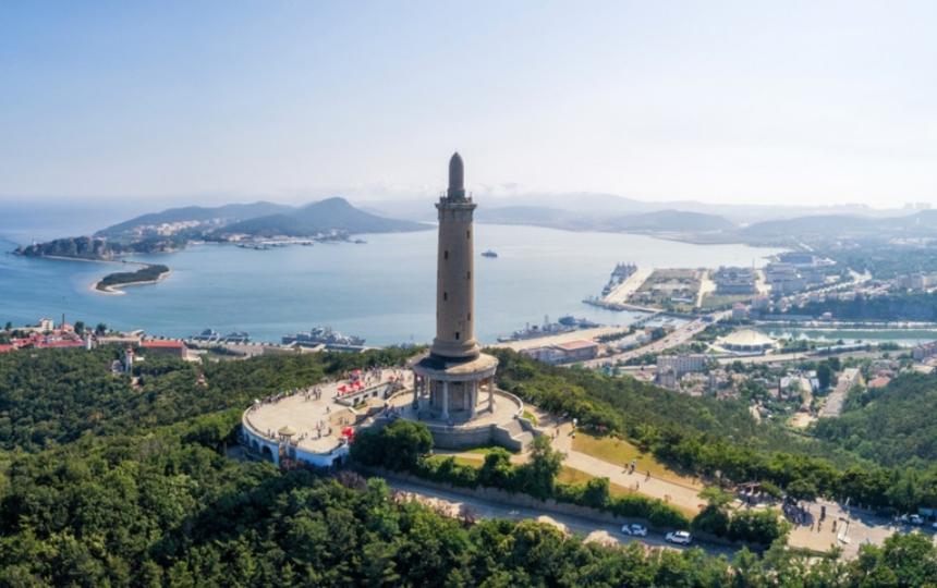大连有个白玉山塔，该塔是为纪念日俄战争时期战死日寇而建立，其属性或有倭塚神社性质
