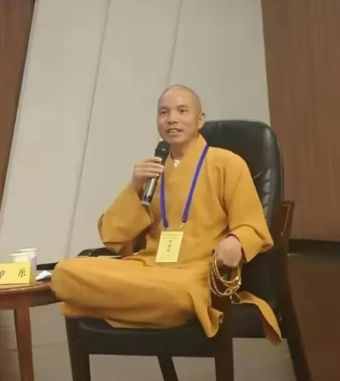 这届网友太可怕了，印乐住持刚到少林寺上任，家底就全被挖出来了，原来印乐早年间还开着挖机去种麦子