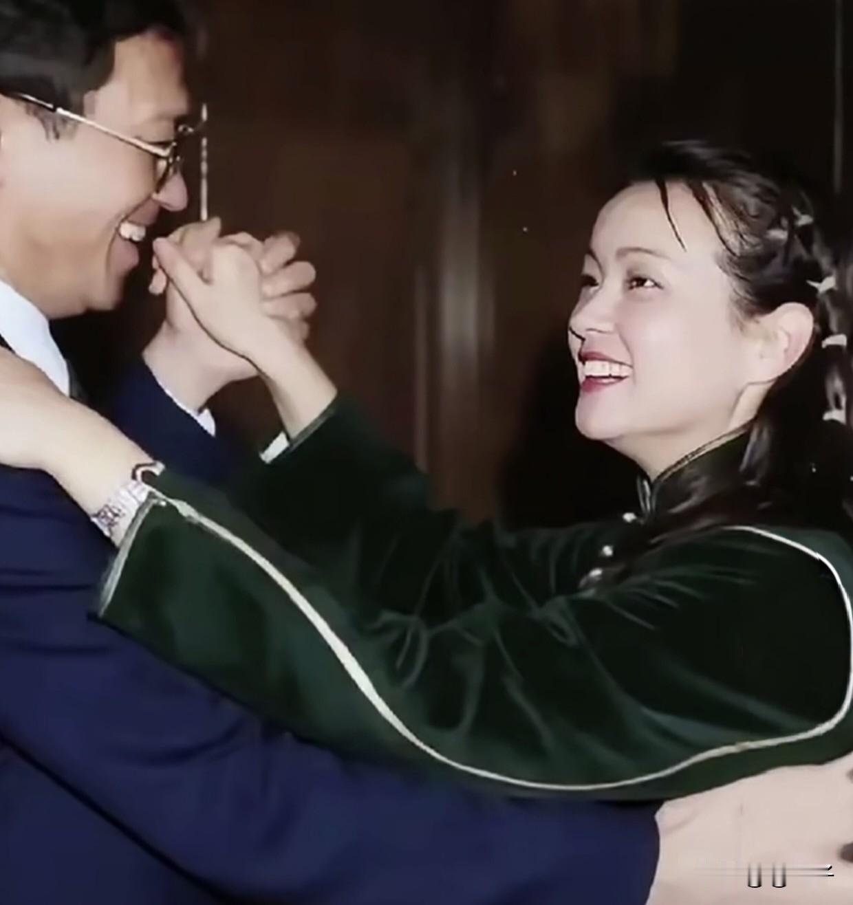 1986年，刘晓庆和姜文在拍《芙蓉镇》时定情，当时二人相差13岁，姜文仅有23岁