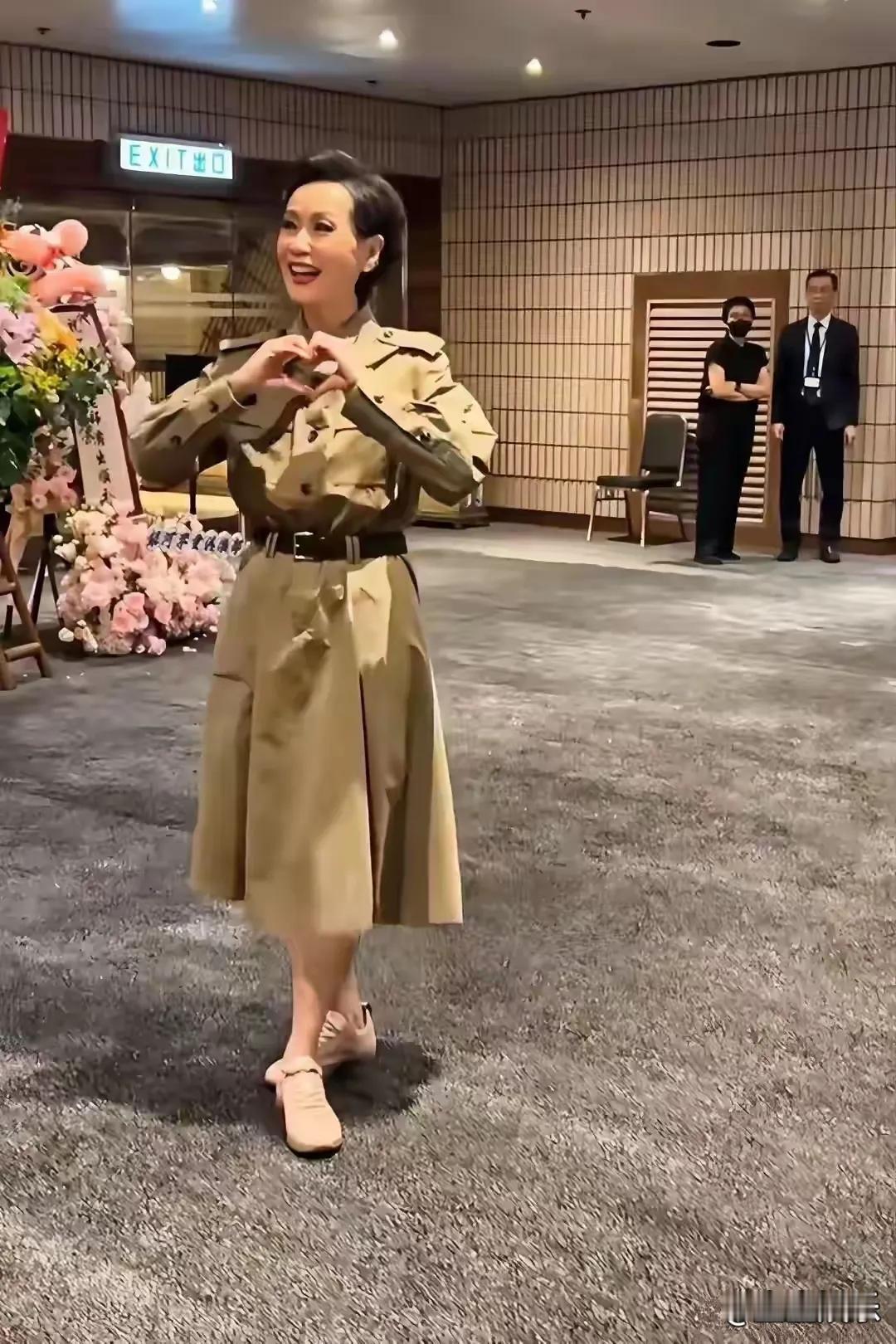 近日，62岁的叶童现身线下活动，一头乌黑亮丽的头发格外吸睛。染回黑发的她，仿佛被