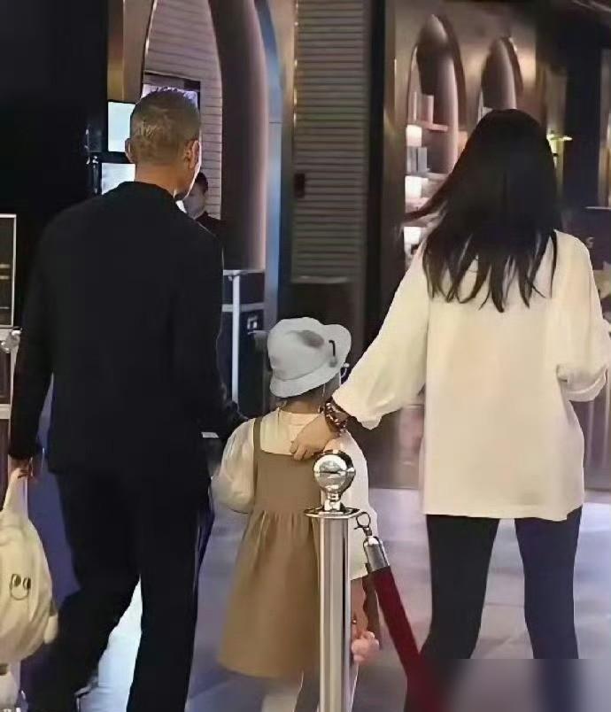 74岁王石深夜发文：我还能陪女儿到18岁吗？看到王石5岁女儿的照片，突然意识到一