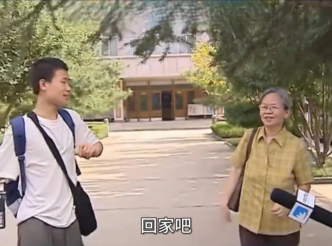 韦东奕家里的基本情况，韦东奕的父亲是韦忠礼，他1963年出生，浙江东阳人，198
