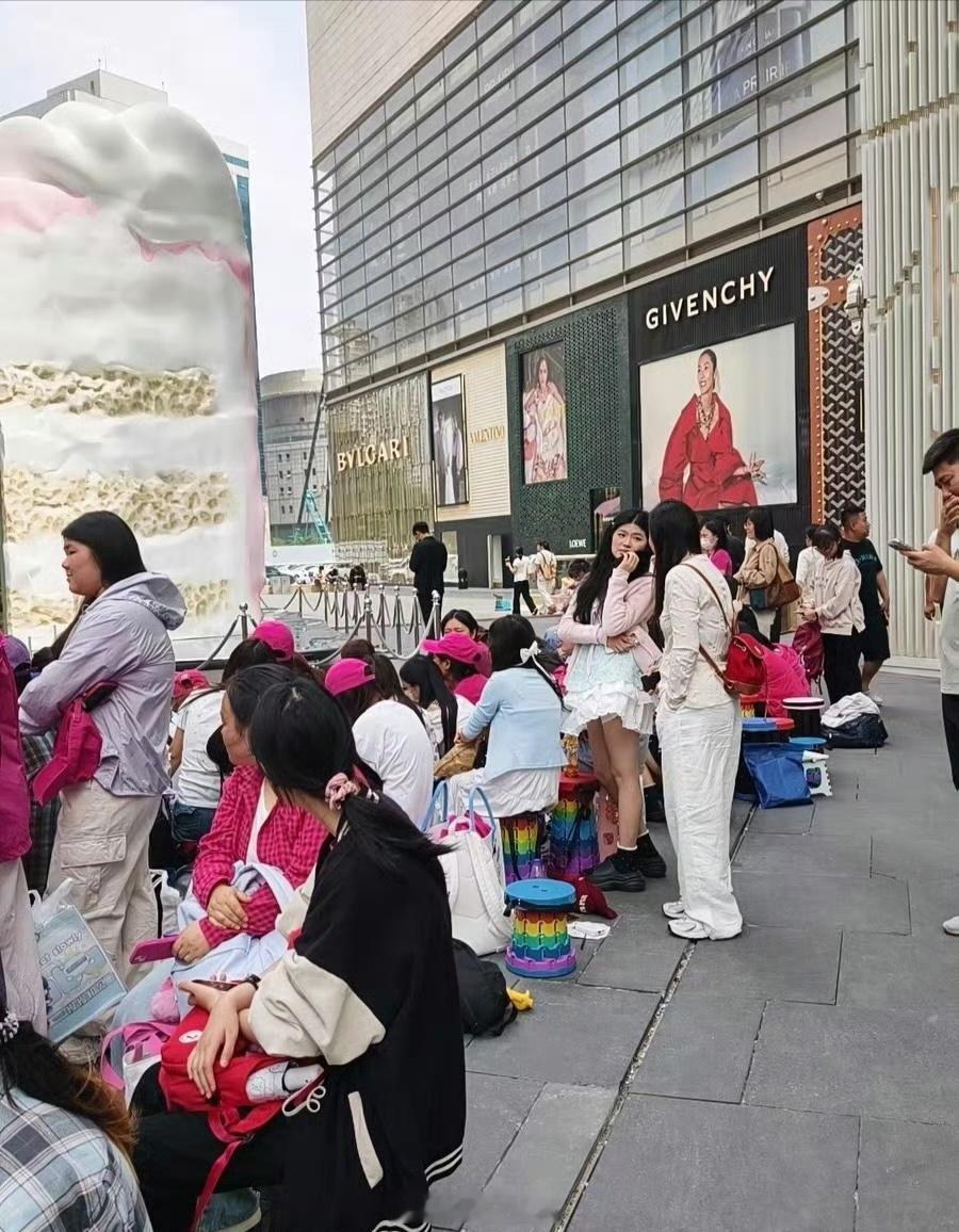 DIOR南京德基明天线下活动迪丽热巴粉丝开始排队。热巴线下人气超顶。期待美神