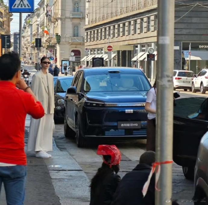 吉利银河M9米兰街拍，这尺寸跟后面的菲亚特500一比，真是一台不折不扣的大车·可
