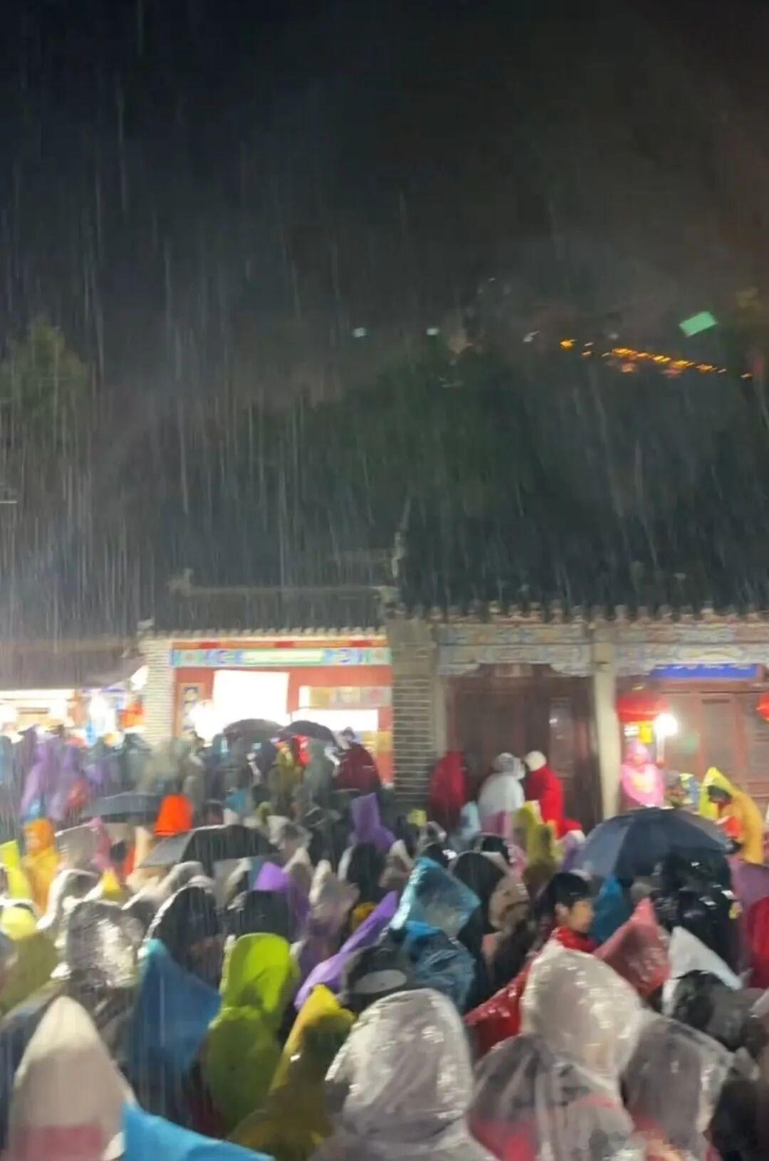 泰山降雨大风厕所挤满过夜游客作为常年爬山的旅游博主，看到五一游客夜爬泰山遇降雨大
