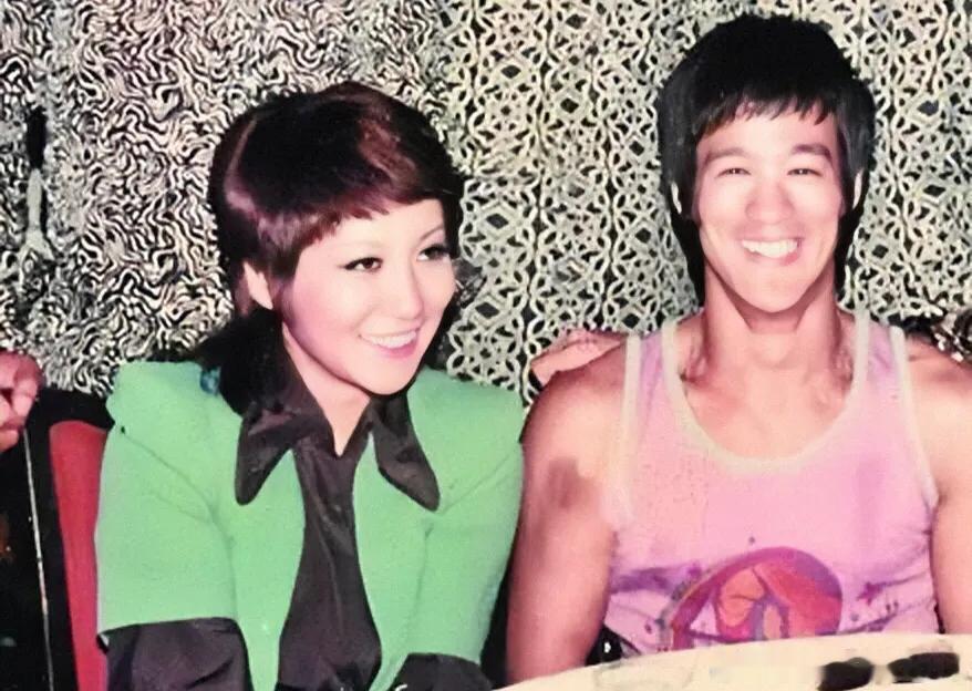 向太陈岚说，当年向华强和丁佩离婚，法院判决向华强需每个月支付丁佩5000港币赡养