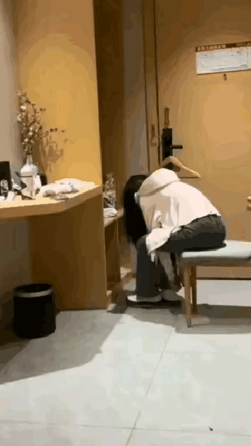 社会的公序良德，需要每个人的努力。如果已婚，请穿好的你的衣服，这是对你丈夫和孩