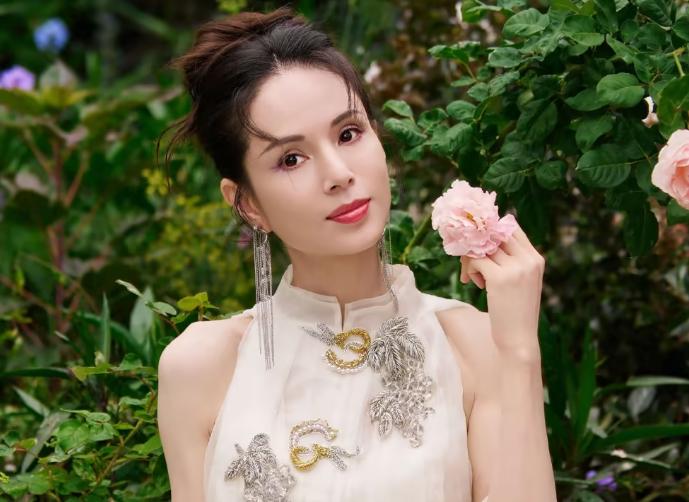 小龙女李若彤到底过得好不好？空姐出身，演戏红遍大江南北，却被贴上“雌雄双面”的