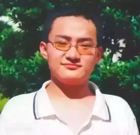 孙宇晨可真是个厉害角色！他读高中时成绩也就勉强够上三本，却琢磨着靠一篇作文进北大