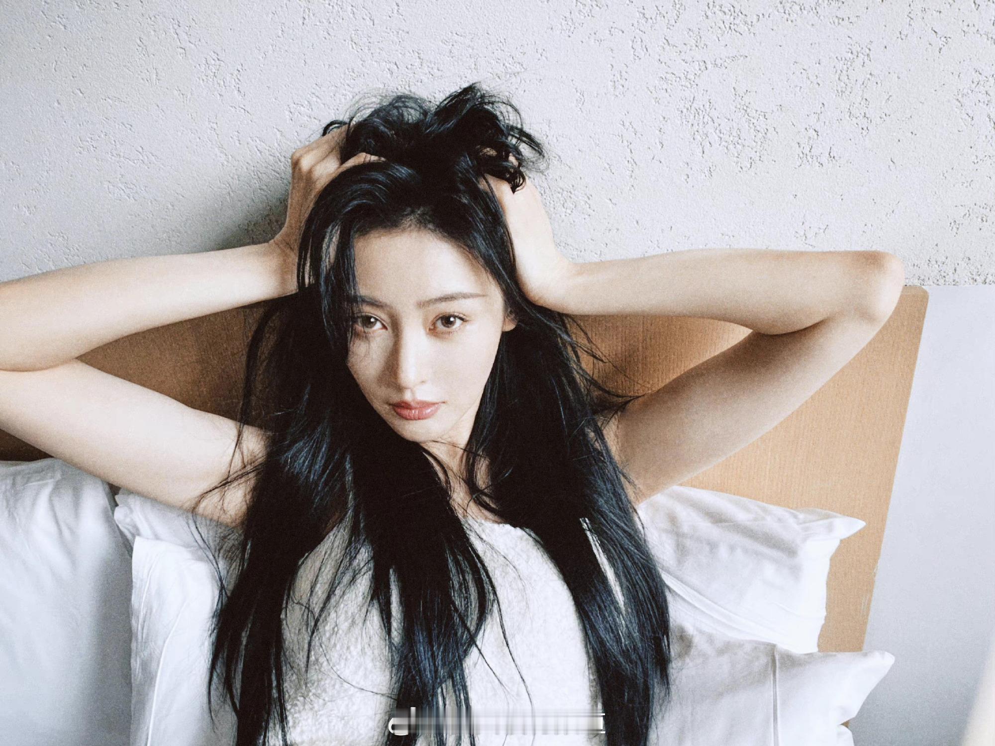 张天爱的一组白色柔美私服图集