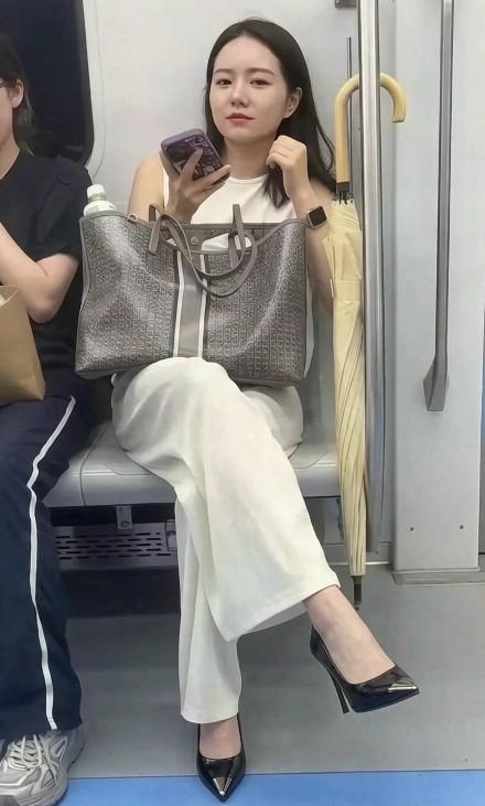 早高峰的人潮里，偏偏记住了一张脸。