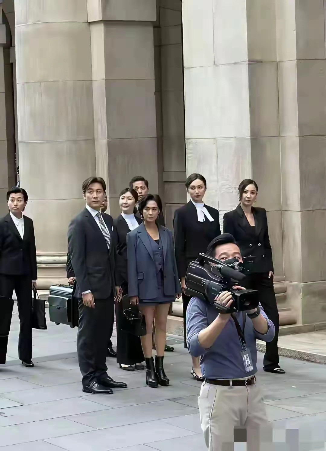 真没想到，童年女神现实里居然这么娇小，看了十几年剧才知道，反差感也太强了！