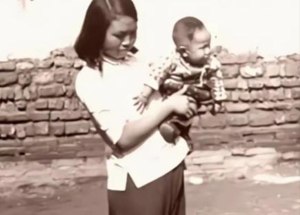 1942年春，一位女情报员抱着两岁的儿子去送信，半路却被特务抓住。突然，女情报员