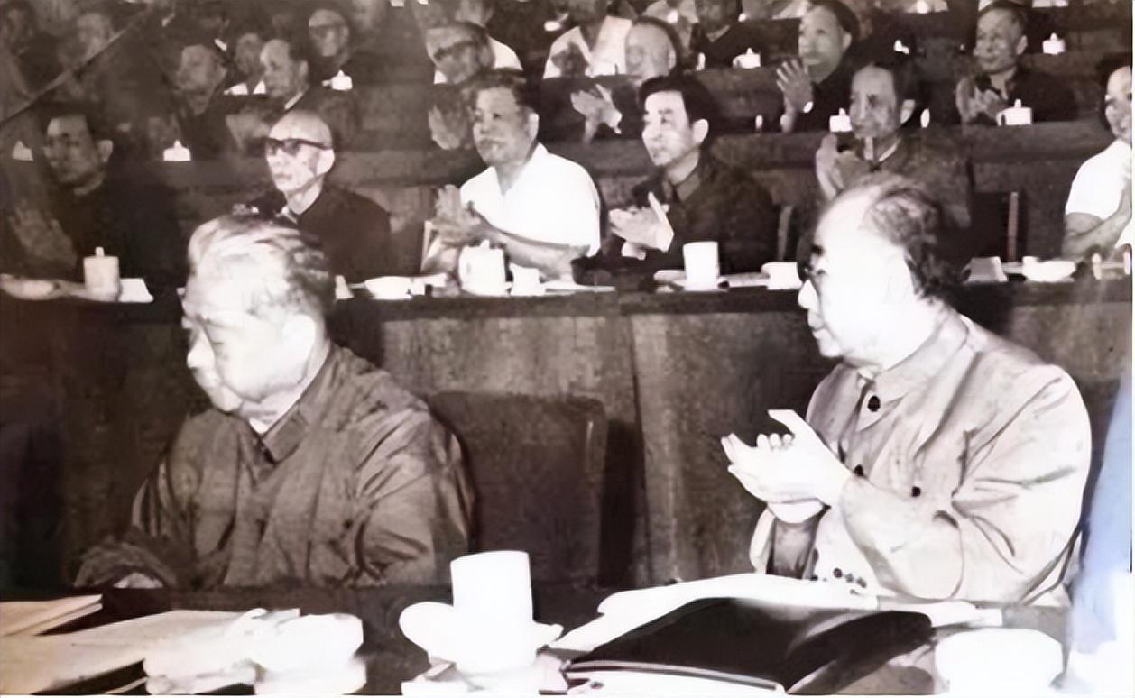 1976年，华国锋让吴德去找陈锡联，解决北京卫戍区部队调动的事情。华国锋说，陈锡
