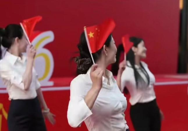 近期，一支献礼国庆的舞蹈刷屏网络，视频里几名女子身着白衬衫，手中握着小红旗，动作
