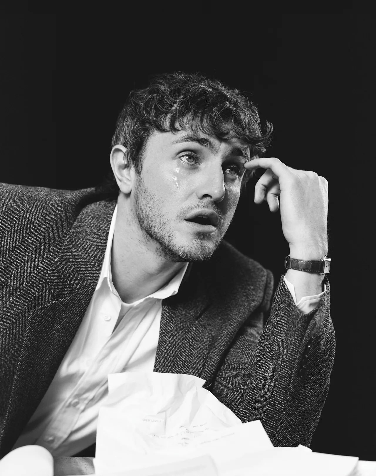 保罗·麦斯卡为《名利场》2026年好莱坞特刊拍摄的一张写真照摄影师：TheoW