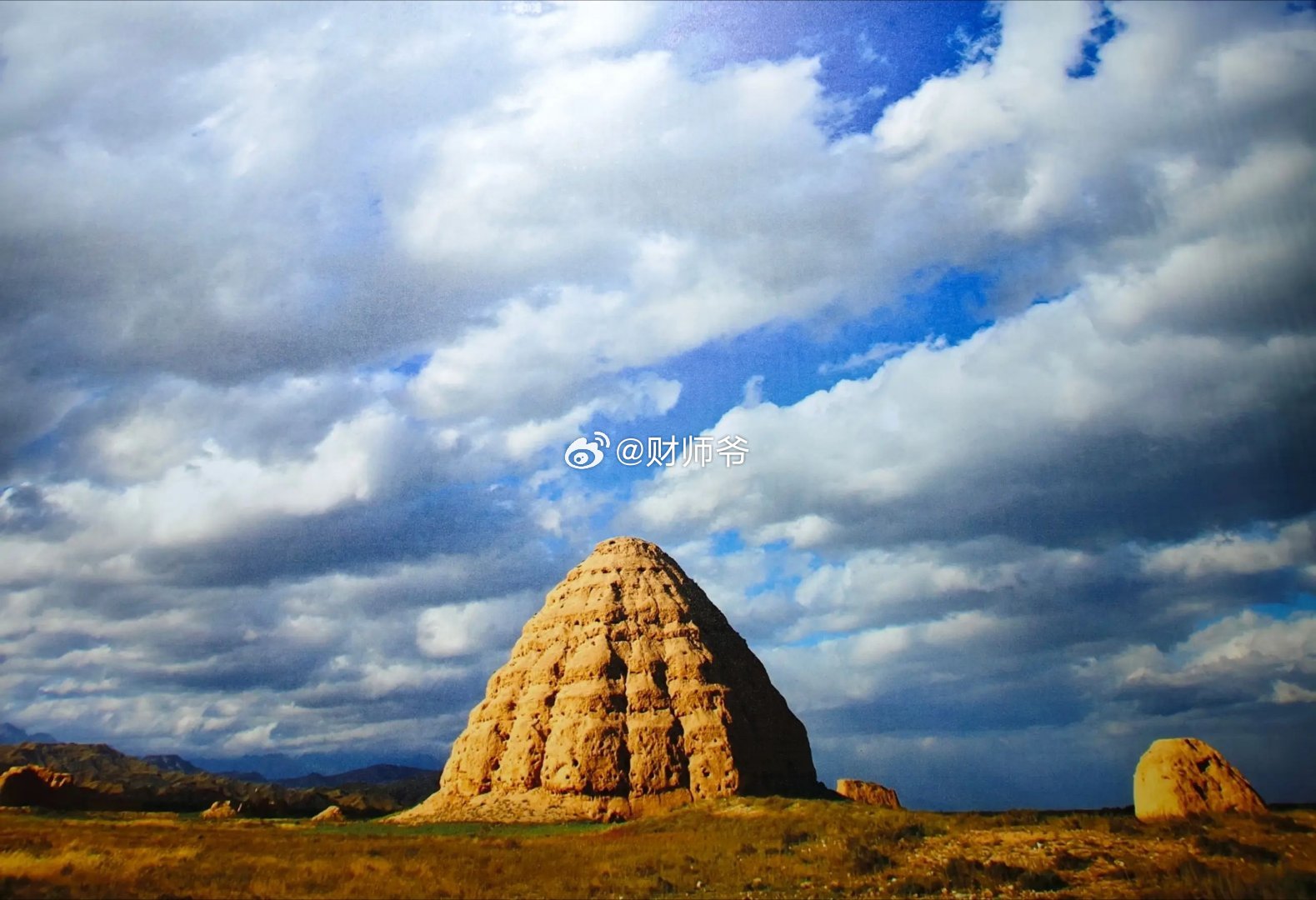 西夏国王陵，被称为是中国的金字塔。但它原先的模样其实跟金字塔一点关系都没有（图2