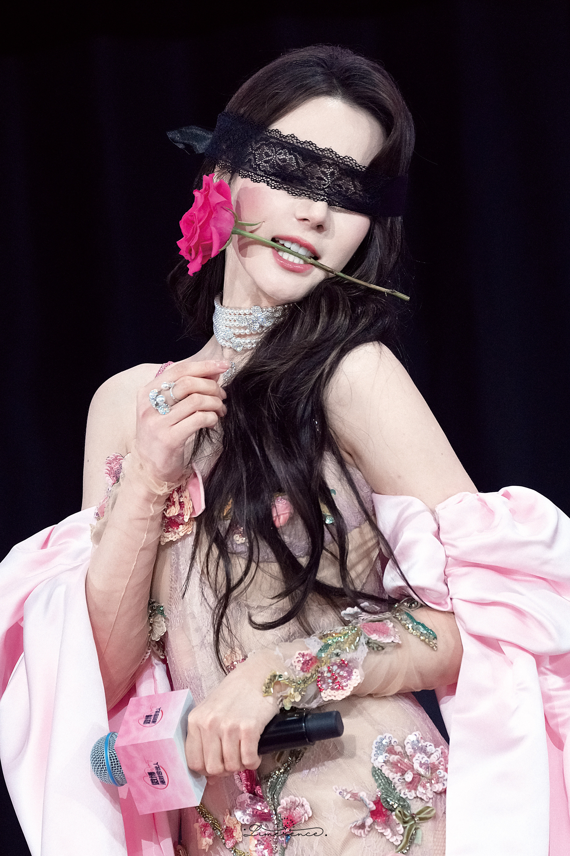 迪丽热巴神图有了迪丽热巴羞答答的玫瑰静悄悄的开🌹​​​