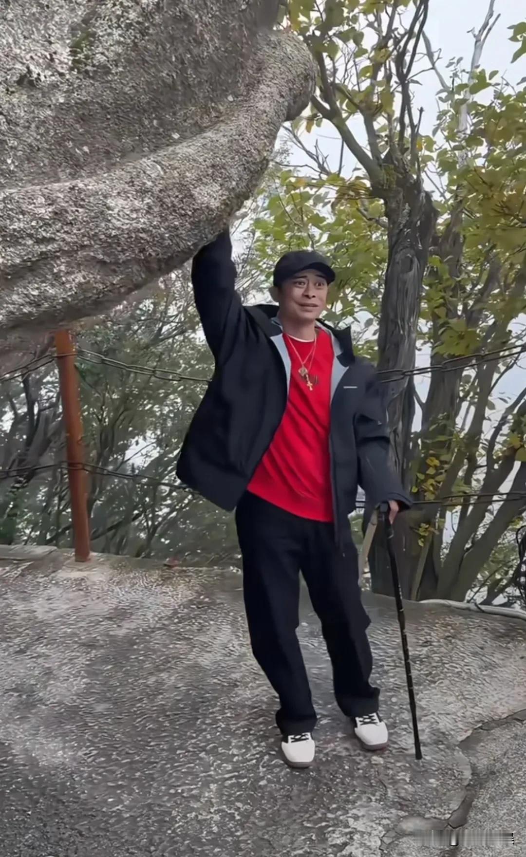 “虚竹”老的那么快吗？52岁的“虚竹”樊少皇现身华山旅游，他戴着帽子，穿着一身