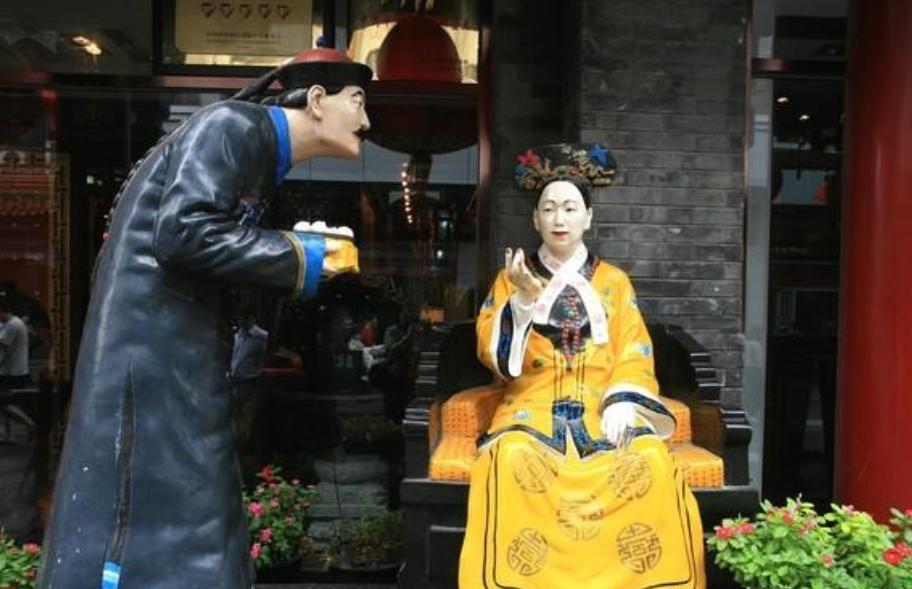1880年，慈禧的屁股上长了疖疮，烦躁的很。太医们束手无策，毕竟谁敢摸太后的屁股