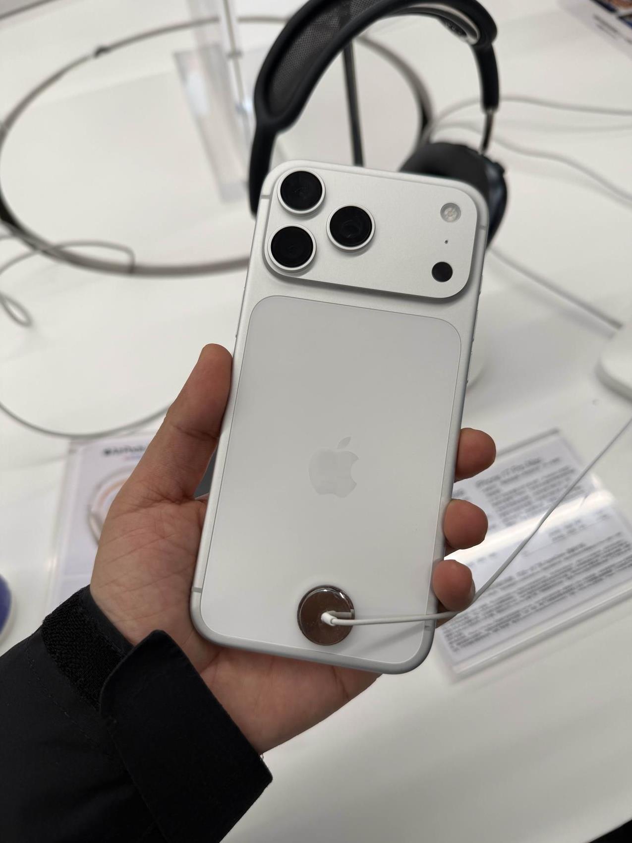 线下实际摸了一下iPhone17Pro真机，这代得益于一体化铝合金机身+类似