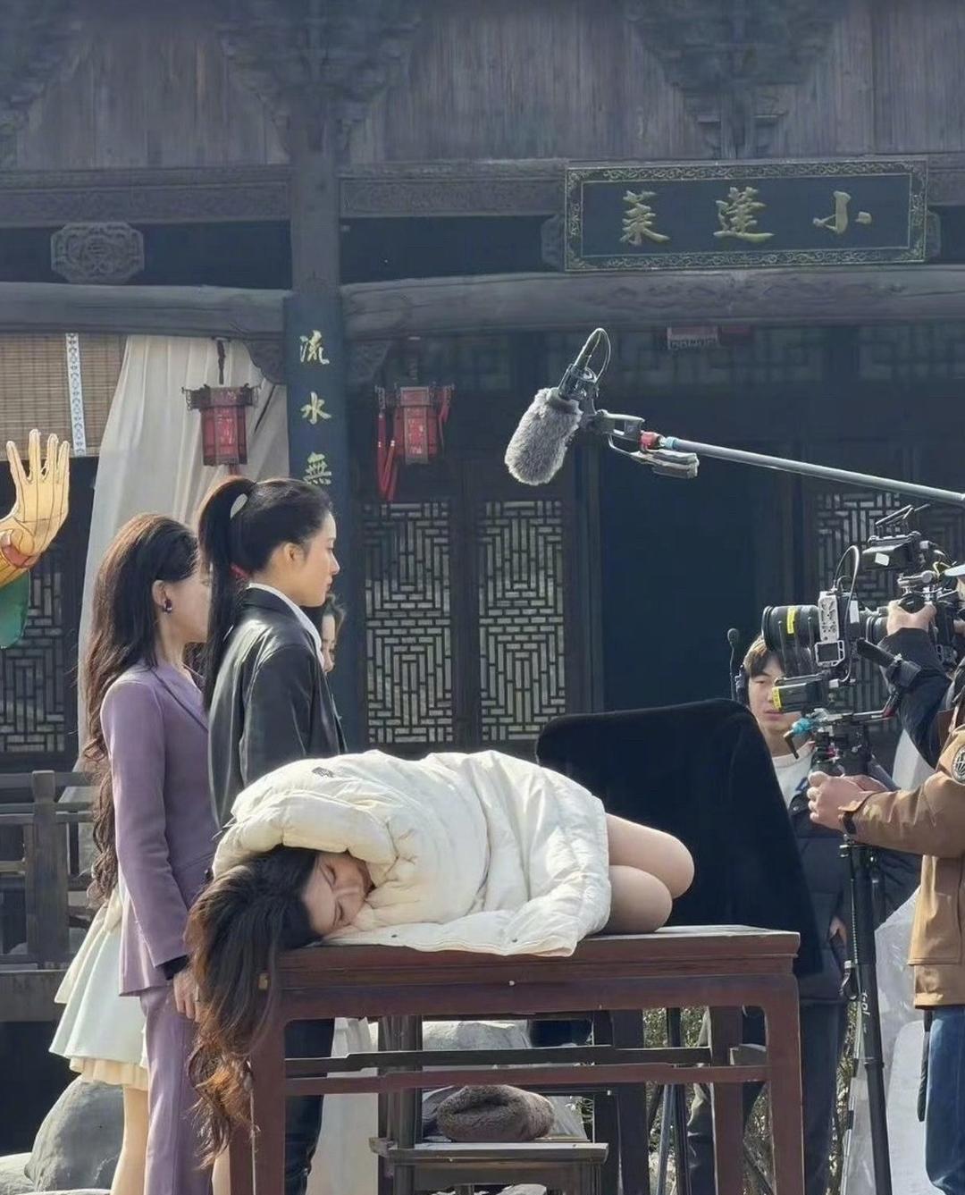 韩安冉也太搞笑了吧，直接躺在拍摄桌上就睡着了，关键旁边其他演员还在拍摄中，整个画