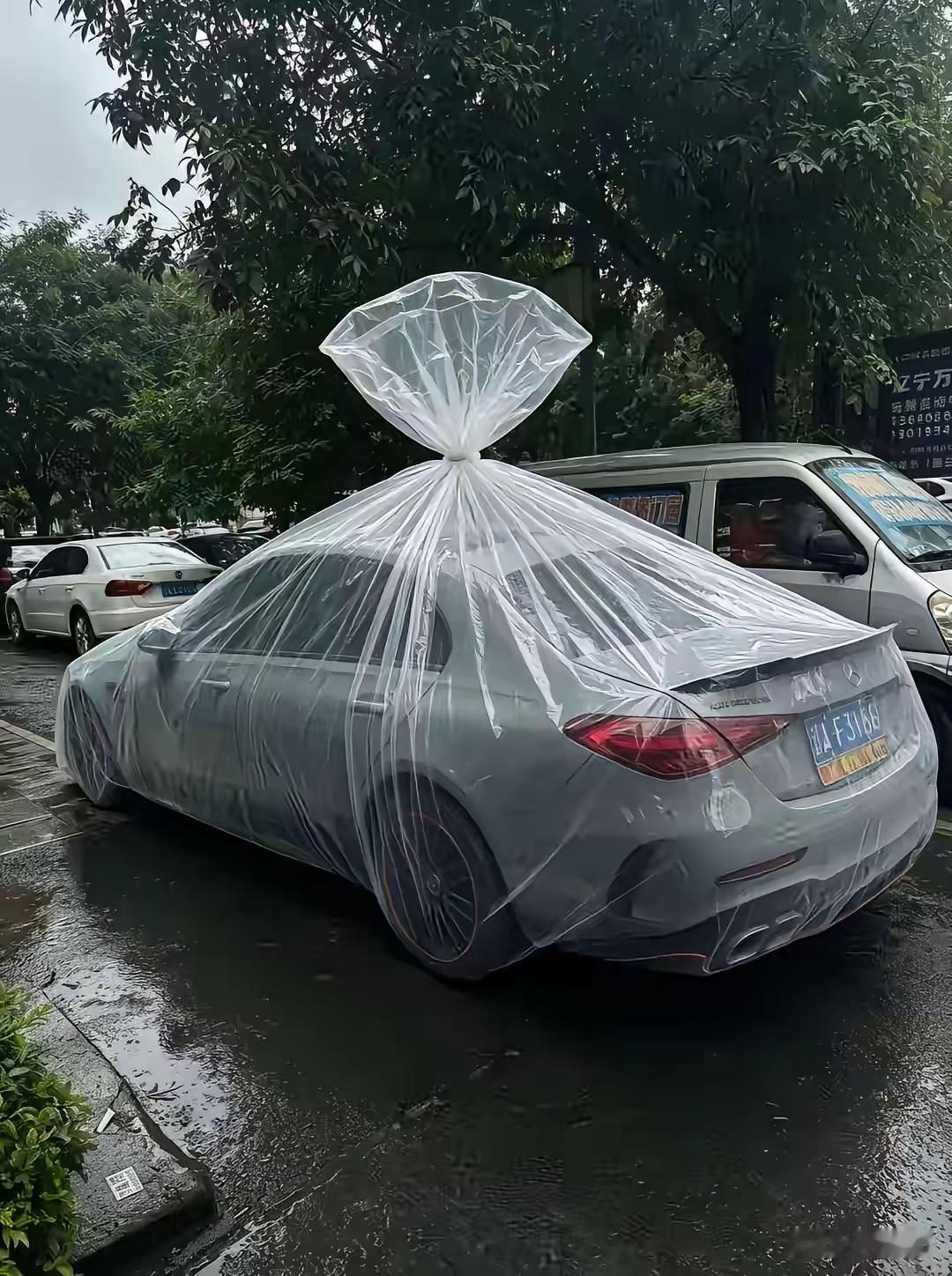 沈阳这场暴雨里，有个大哥的操作，真把网友看愣了。人家站在滂沱大雨里，不慌不忙