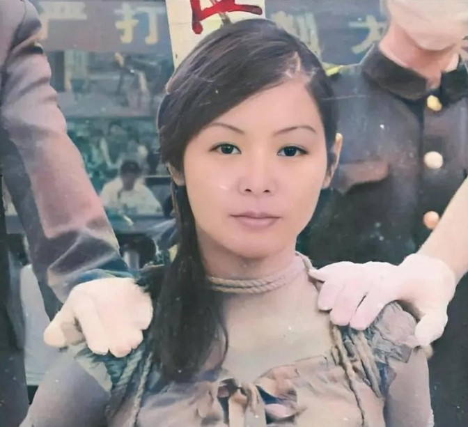 1983年夏天，25岁的翟曼霞被押到刑场时，整个人都懵了。她穿着从国外带回来