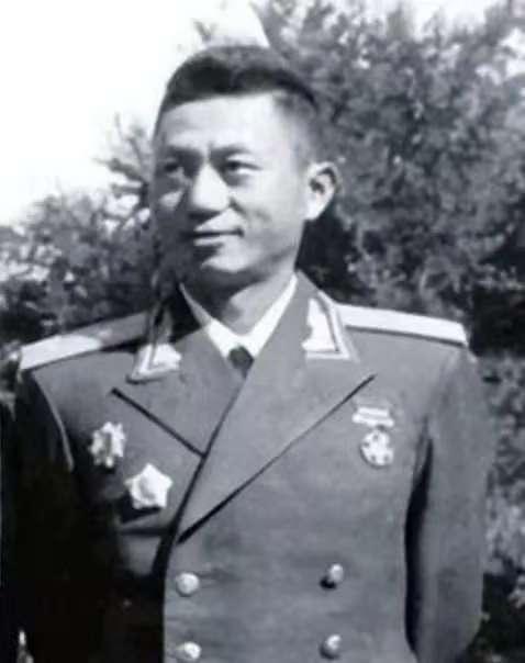 1990年，已经离休的开国上校黄汉基向组织打了报告，提出：“我要赴台探亲。”组织
