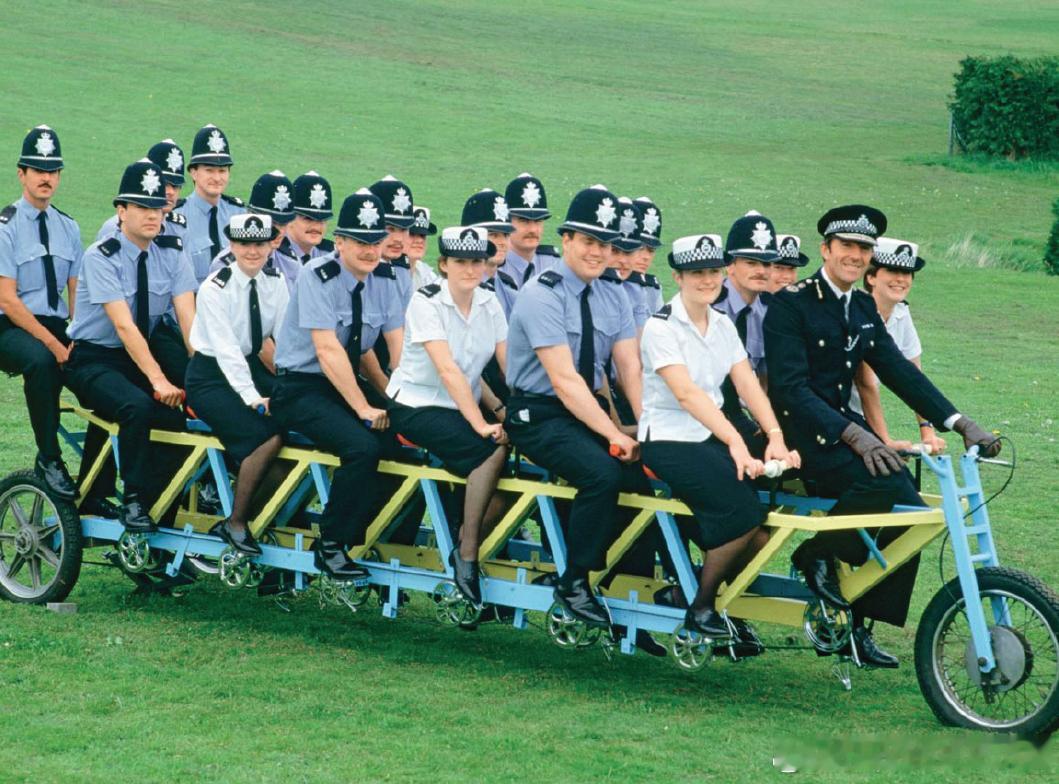 1985年英国伦敦21名警察骑1辆巨型多人自行车历史影像