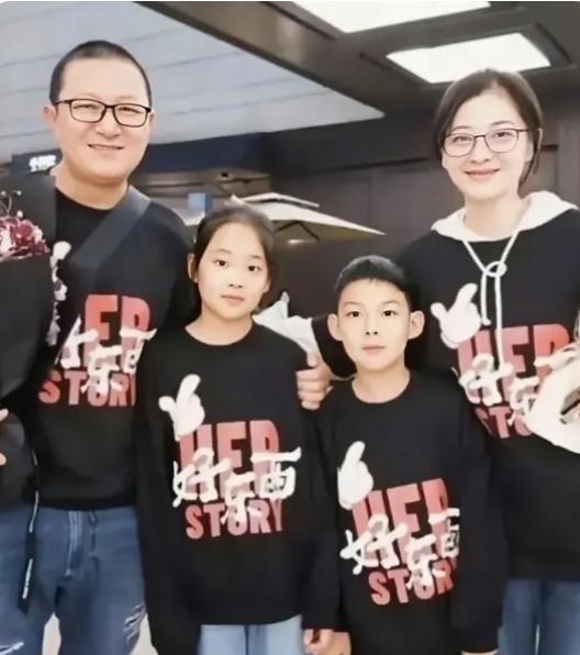 19岁，零下40度，她把初吻给了导演。那人是叶挺的孙子，大她22岁。你根本想