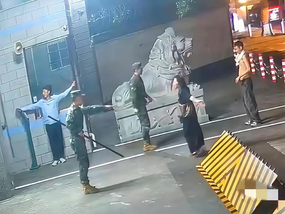 这女子，战斗力惊人，成功击退了武警。谁说女子不如男？瞧这气势，这爆发力，还有