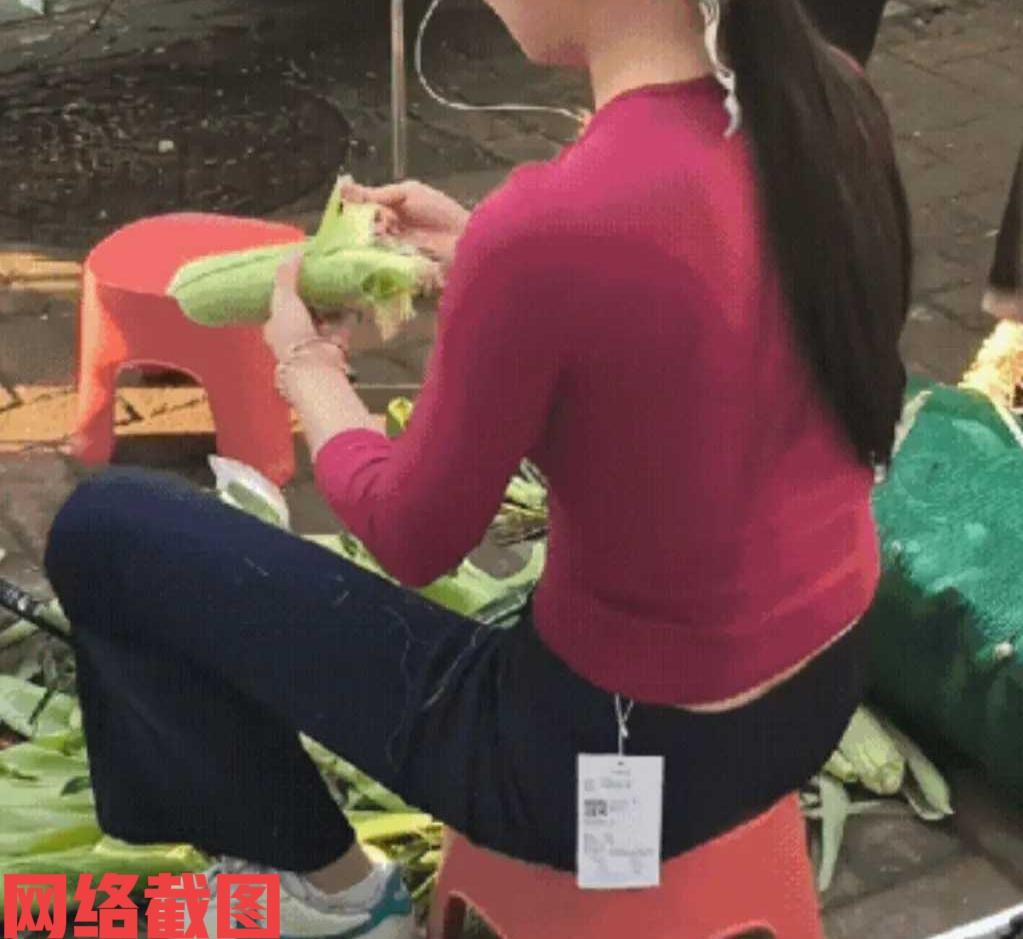 有男子去菜市场买菜看女子在直播。可男子没有在意女子直播卖玉米的内容，却被女子