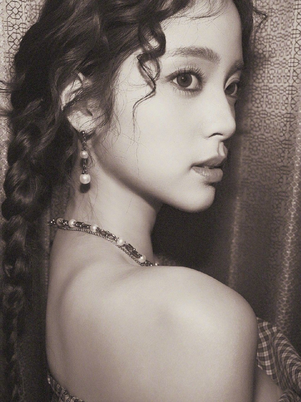 欧阳娜娜妆造夯爆了从发型到配饰，从妆容到服装，这是一次完成度极高的整体艺术创作