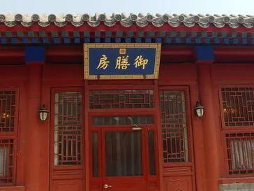 提到清朝宫廷美食，很多人脑子里蹦出的第一个词就是“满汉全席”。可满汉全席到底吃些