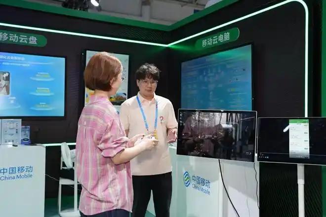 自2021年提出算力网络理念以来，中国移动多年来持续深耕。展区大屏上，一条条光缆