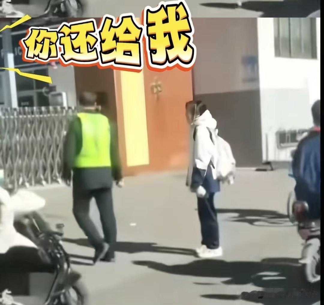 原来学生只是买了一根淀粉肠，不知道还以为犯了什么大事，大同四中官方这波回应，属实