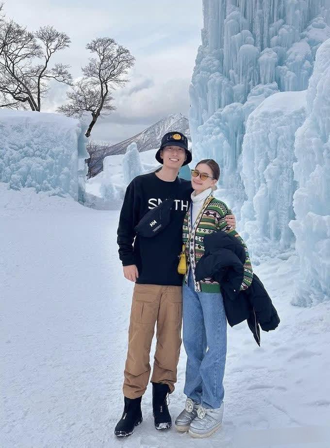 赌王的女儿也秀恩爱，爱情果然不分贫富。