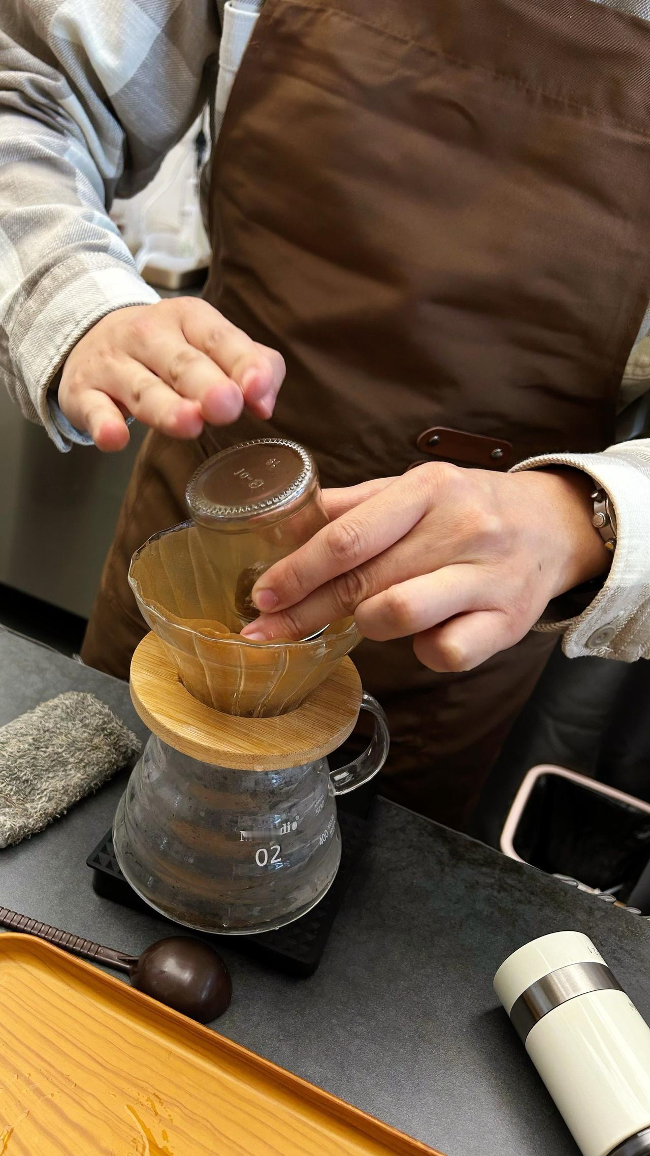 “善意是会传递的！”上海，女子在咖啡店做兼职，给一位男客人做咖啡，结果因为没掌握