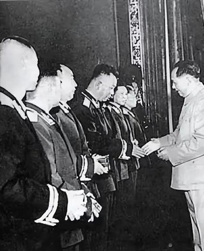 1955年，中南海会议室里气氛有点僵。刘少奇看着手里的名单，坚定：“陈毅同志当元