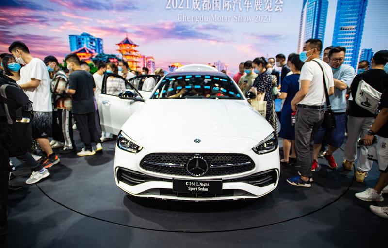 29岁选奔驰C还是宝马3系，得看个人偏好。奔驰品牌力在BBA里略胜一筹，有“开奔