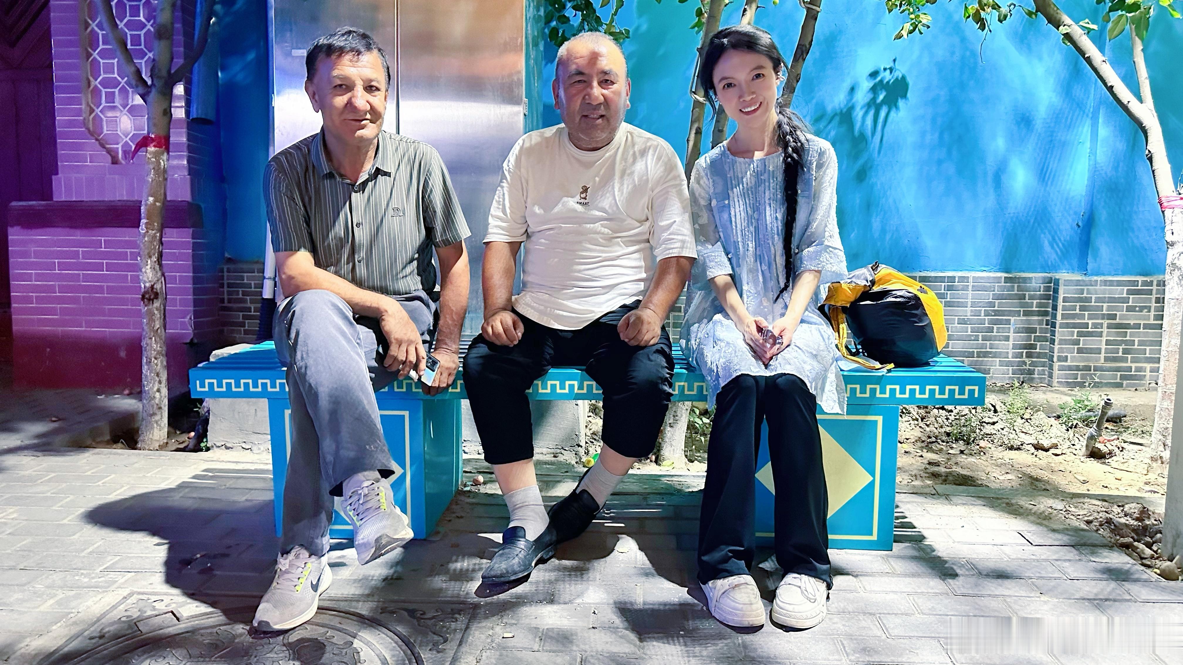 刚才回“家“的路上，突然好奇：“维吾尔族人们的手机的默认系统语言是什么？是维吾尔