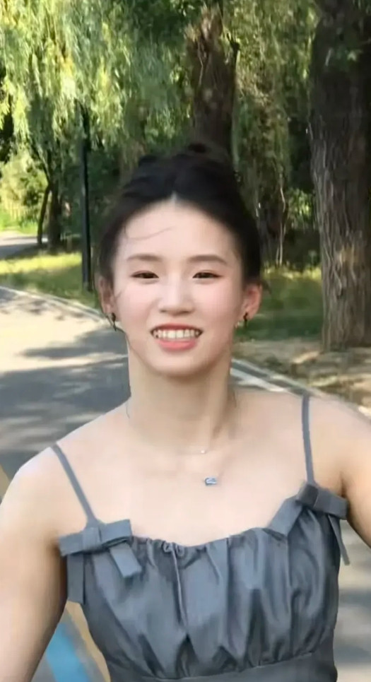原来陈芋汐现实中是长这样的，不得不说，虽然不是很漂亮，但是气质真好。[玫瑰][玫