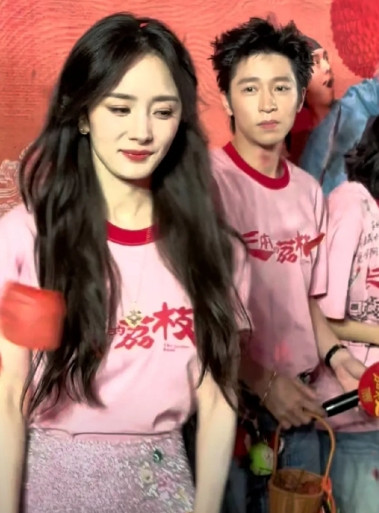 杨幂在《长安的荔枝》路演时，主动让出C位，一个人默默的走到了最角落，大鹏看到后立