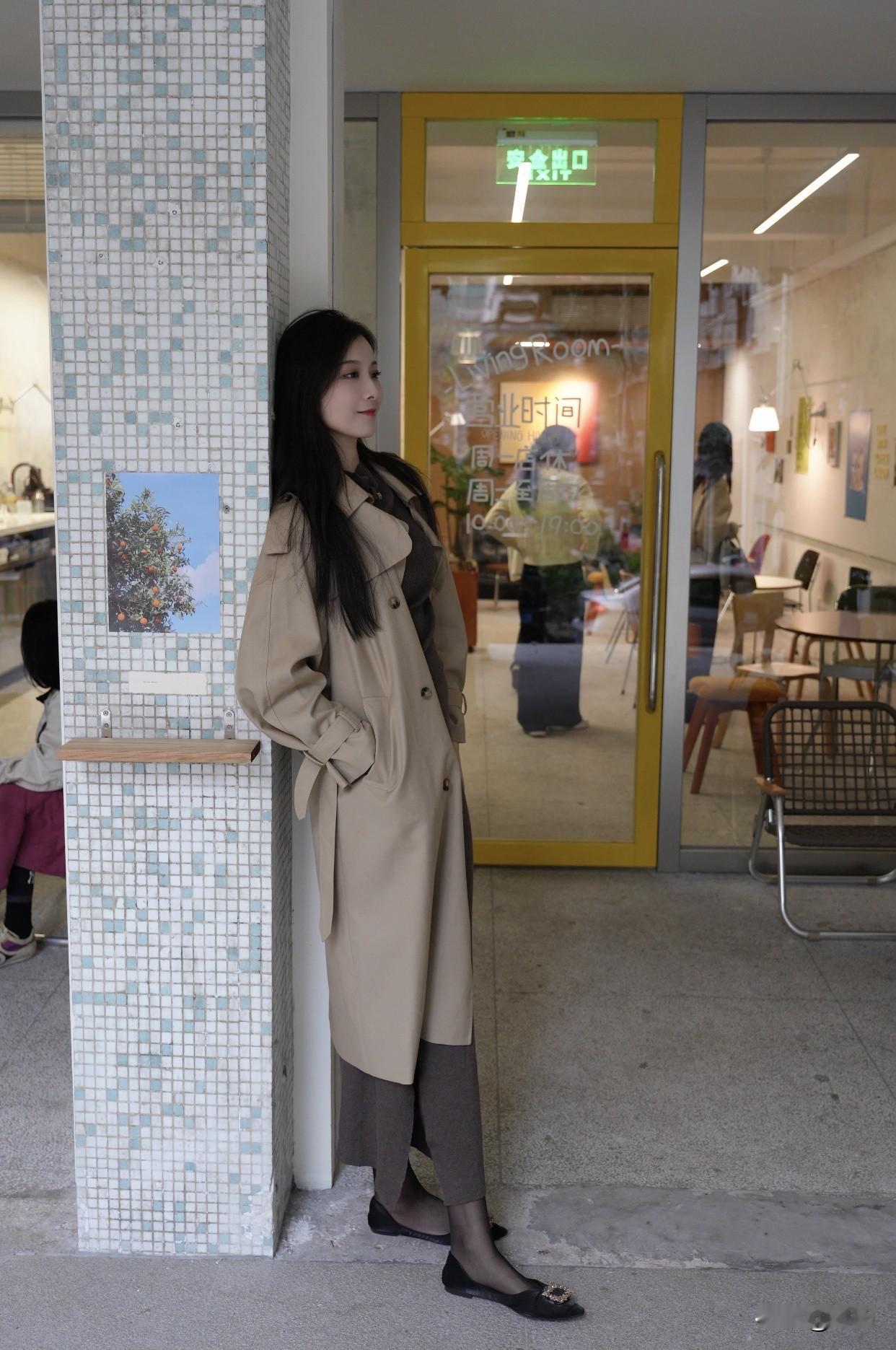 女人怎样穿搭，更显气质米色风衣内搭长裙，简直是气质女人的标配！就像张雨绮，穿长大