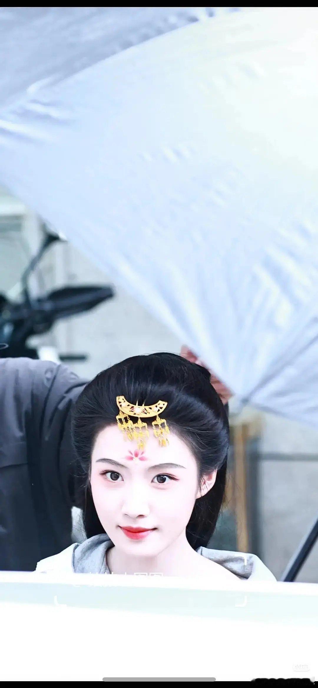 来认人！谁能看出来这是卢昱晓？