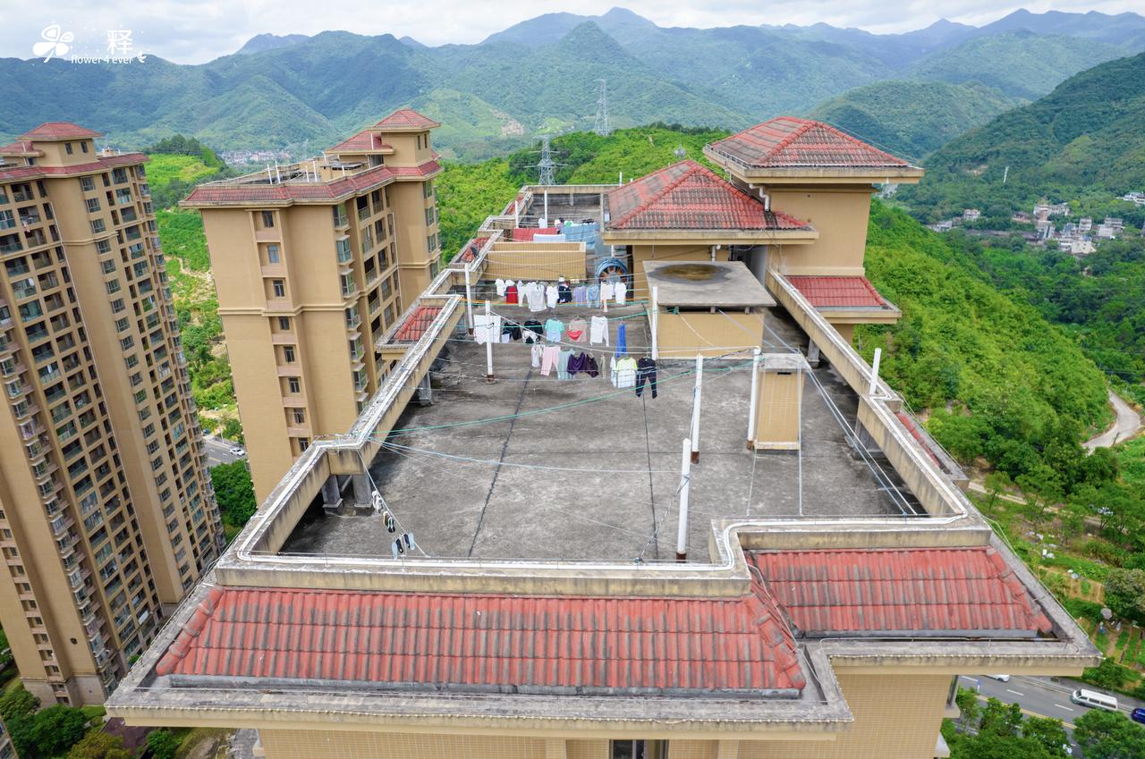 这是一套顶楼可以养花的房子，家居装修拎包入住，家电家具，锅碗瓢盆一应俱全。贵安