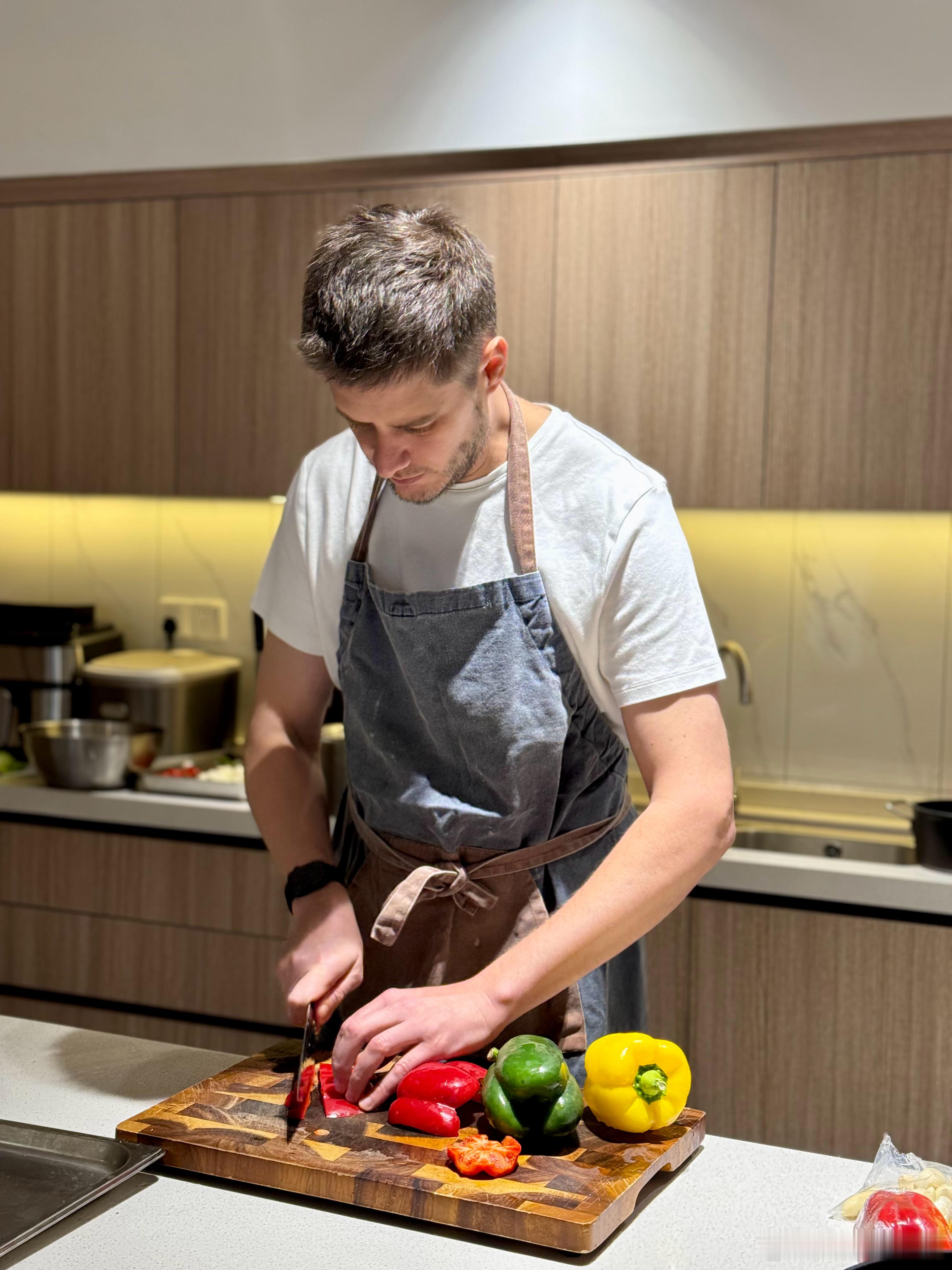 周日丰盛的家庭brunch：花式面包，法国生蚝，布拉塔番茄沙拉，北非蛋，法式烤鸡